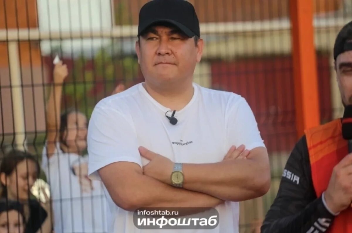    Астраханец Азамат Мусагалиев открыл футбольную площадку в Камызяке