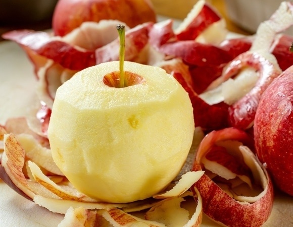 Нужно ли чистить магазинные и домашние яблоки — диетолог Русакова уверена, что "разница есть"