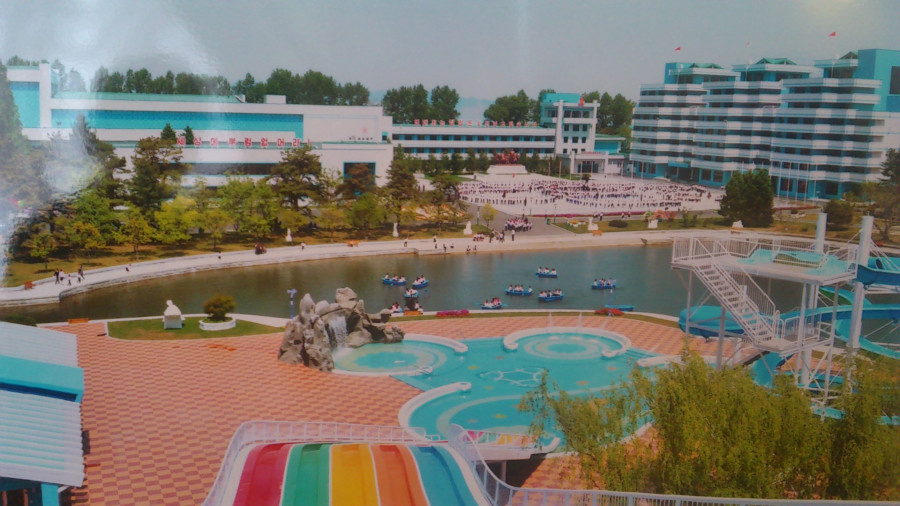 Детский лагерь дружбы "Сондовон". Фото с сайта туроператора, предлагающего туры в Северную Корею. Тот случай, когда собственными фото автор блога поделиться не может. 