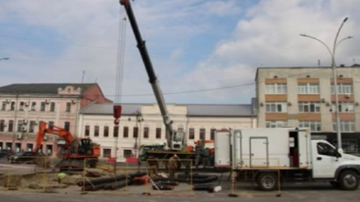    В Курске на улице Дзержинского меняют 140 метров трубопровода.