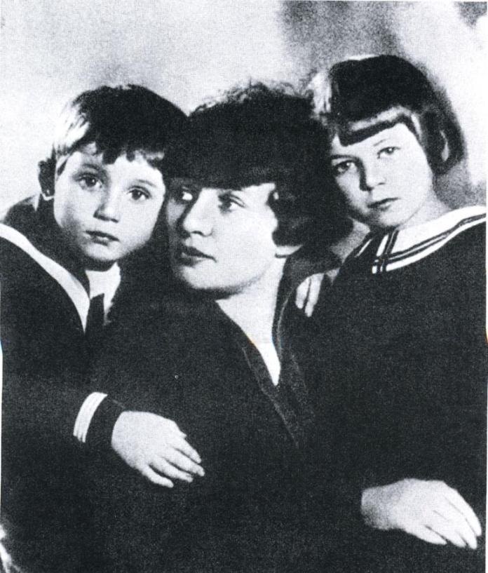    Зинаида Райх с детьми Татьяной и Константином. Фото 1921 г. предоставлено Государственным музеем-заповедником С. А. Есенина