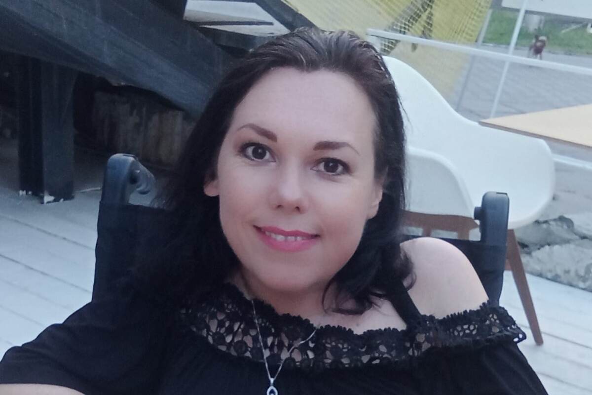 Тифлокомментарий. Портретная фотография Татьяны. У женщины красивая укладка и легкий дневной макияж. Женщина сидит в коляске. Фото: личный архив Татьяны Горбаневой.