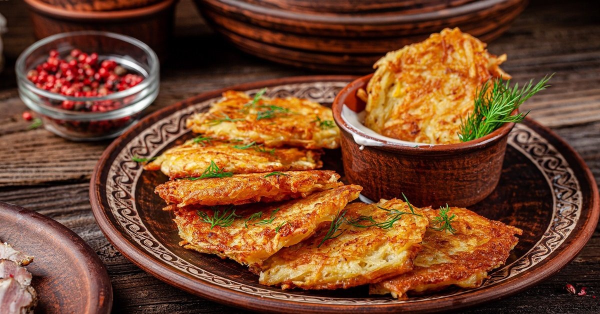 Сегодня делюсь не просто классическим рецептом, а целой пятеркой проверенных вариантов. Выбирайте свой или устройте неделю драников — не пожалеете!