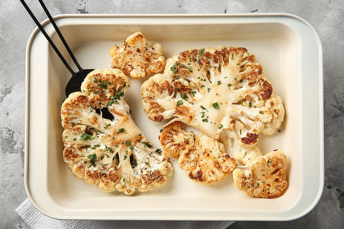 За пять минут до готовности посыпьте блюдо зеленью. Так она раскроет аромат и не пригорит. Источник: Shutterstock📷
