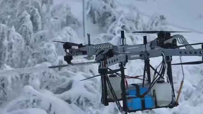 Суровый уральский дрон в процессе очистки проводов от наледи тг «В пути»