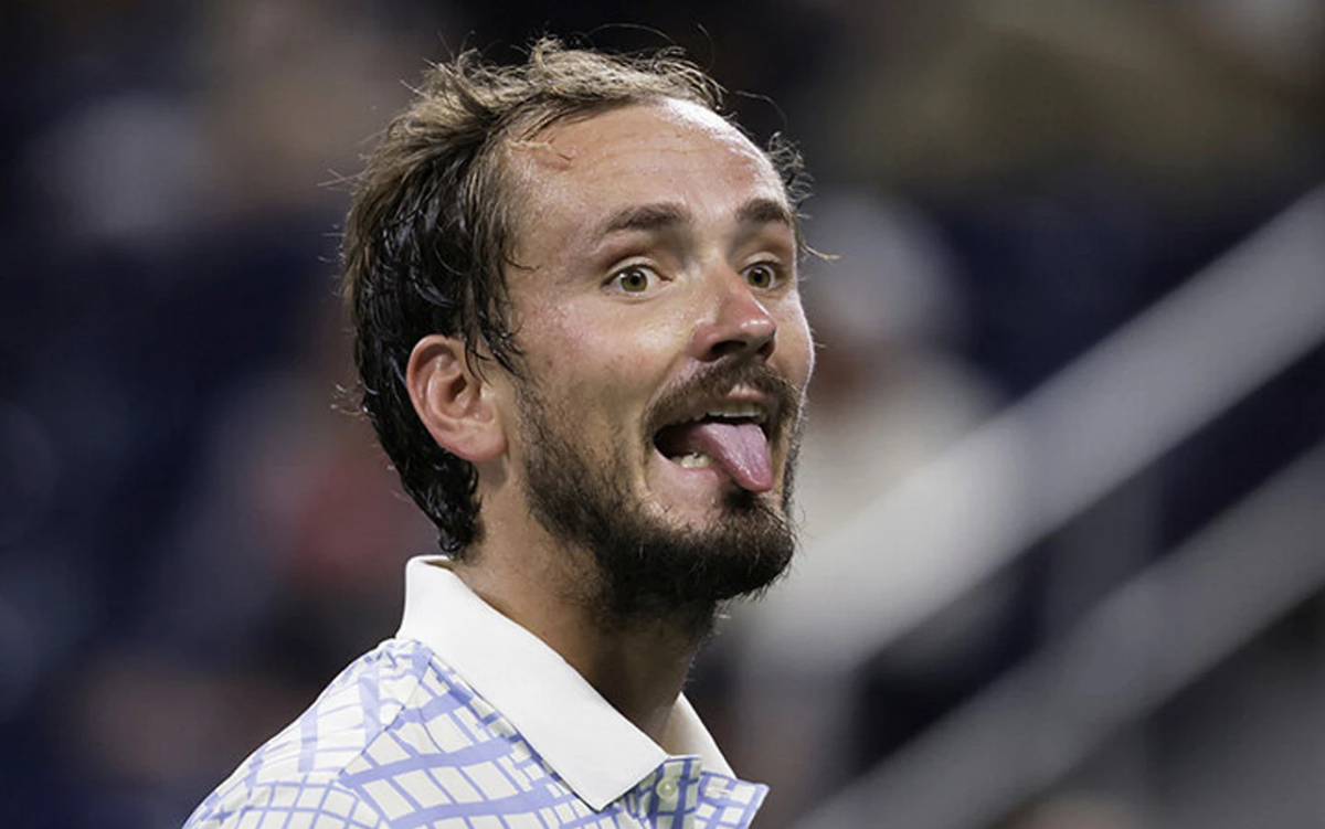 Даниил Медведев очень странно вел себя во время матч с Бенжаменом Бонзи. Фото: соцсети