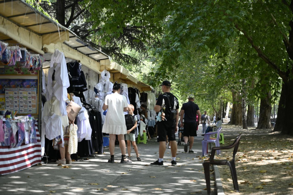 Стартовала активная подготовка к новому учебному году, для родителей это время собирать ребёнка в школу, а это задача со звездочкой. Поход на школьный базар, как известно, занятие хлопотное, требующее не только времени и терпения, но и финансовых затрат.

Корреспондент Крымского информационного агентства побывал на ежегодной школьной ярмарке в Симферополе и выяснил сколько денег нужно, чтобы собрать ребенка, почему в этом году стало меньше покупателей и как оплатить покупки без мобильного интернета.

Первое, что бросилось в глаза, в сравнении с прошлым годом - торговых точек с одеждой стало гораздо меньше Их количество сократилось как минимум вдвое. Недалеко от музыкального училища мы насчитали несколько ларьков с канцтоварами, 4 торговые точки с товарами для школьниц, примерно столько же для мальчишек. На ярмарке работала только одна торговая точка с одеждой от производителя. Кроме того, мы не нашли ценников на товарах.

Фото: Гала Амарандо

Продавцы объясняют уход части точек со школьного базара тем, что многие родители стали закупаться одеждой на маркетплейсах, задолго до начала «школьного сезона» и по "вкусной" цене. Основных покупателей можно условно разделить на три категории: те, кто дотянул с шопингом до последнего, либо если у ребенка «не стандарт» и подбирать вещь нужно по фигуре или кто привык перед покупкой «пощупать» товар.