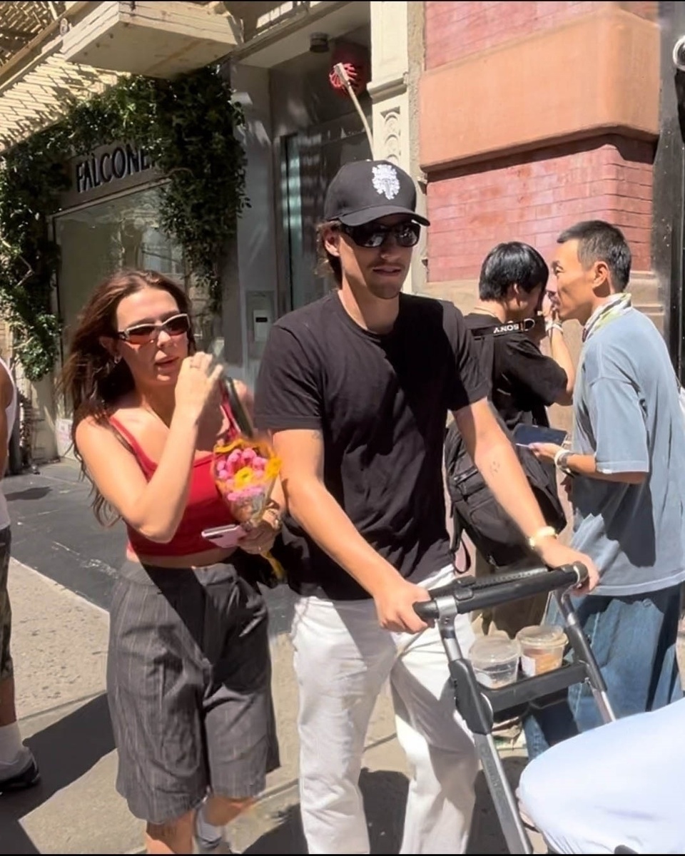 Милли Бобби Браун и Джейк Бонджови с дочкой