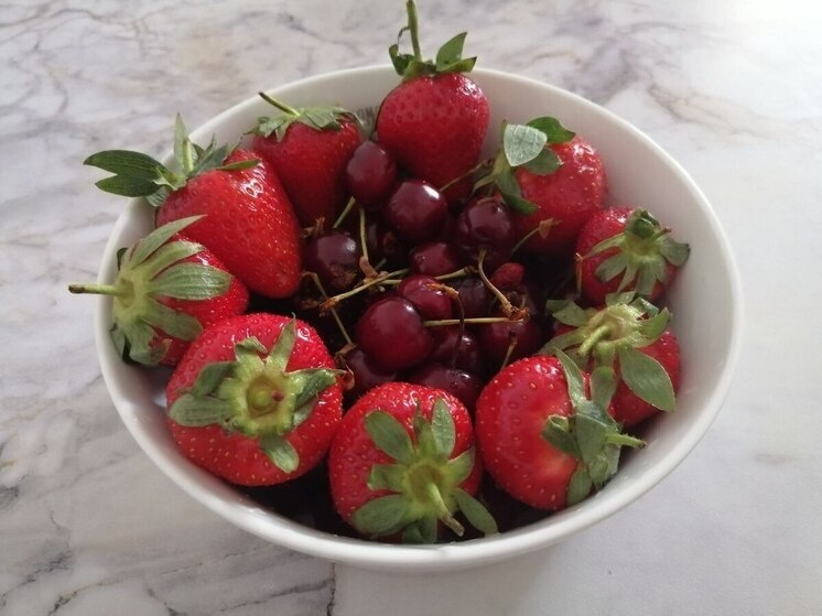     Очень ароматным сделает смузи клубника. Фото: МК в Великом Новгороде