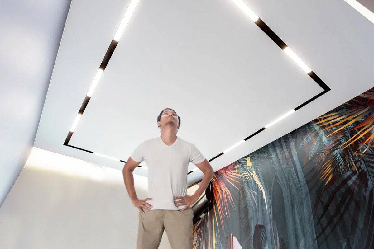 опускается натяжной потолок