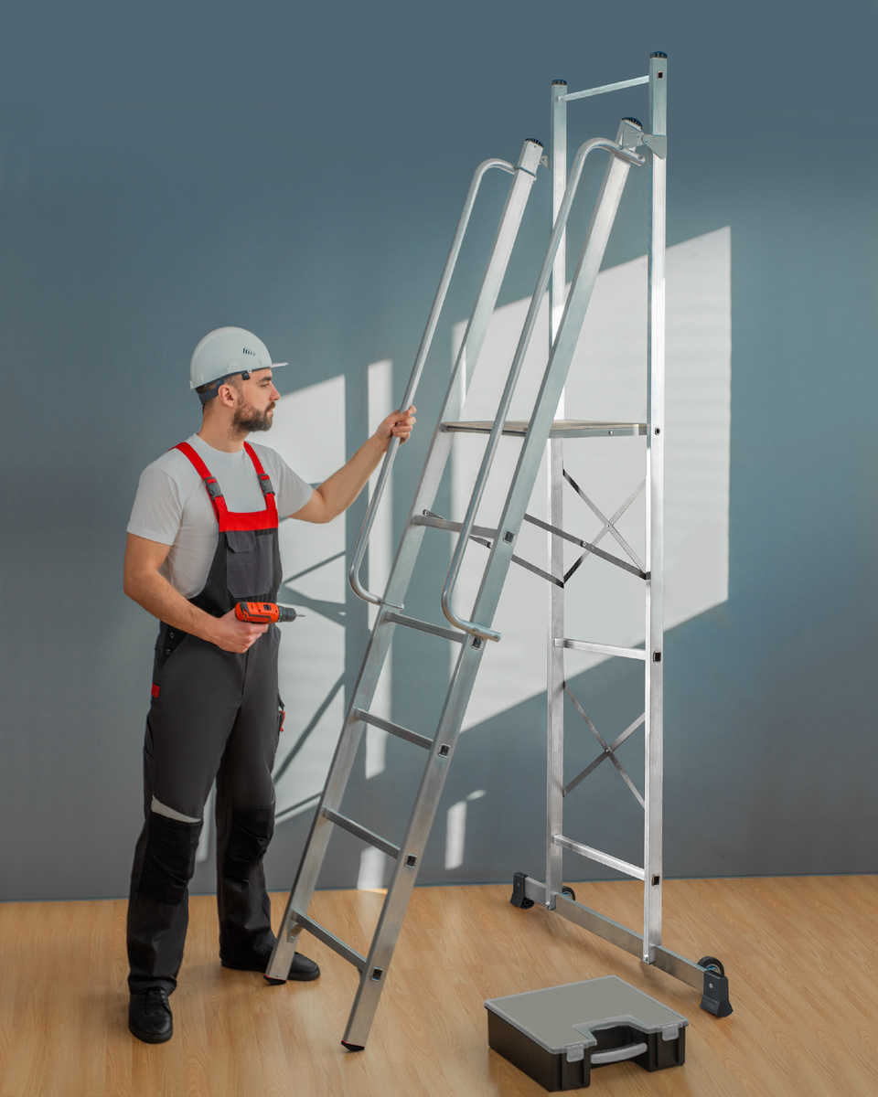 На фото Лестница-стремянка "Новая Высота" передвижная складная с платформой 450×450 мм и поручнями NV 1540 