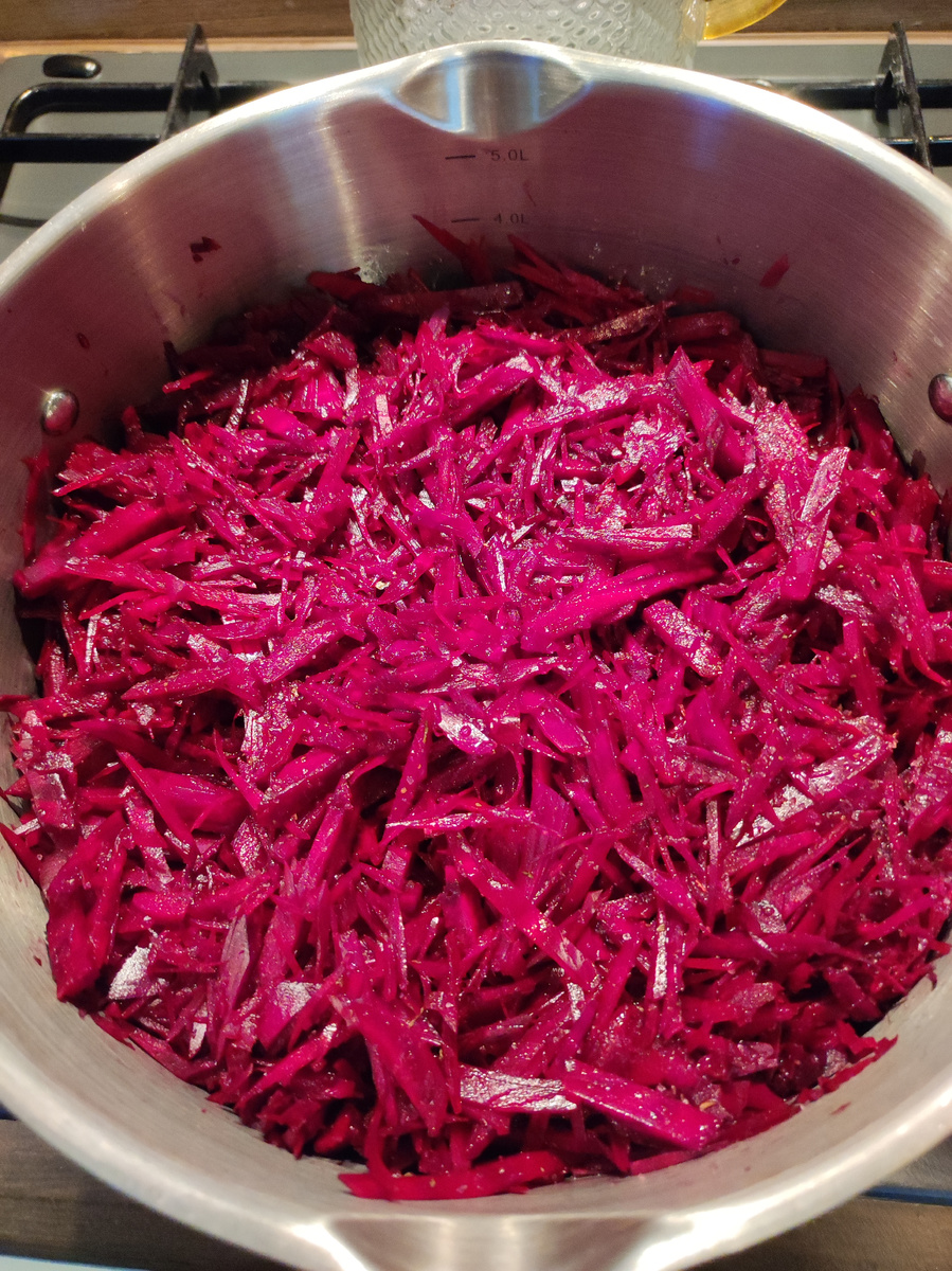 Добавляем натертую на крупной тёрке свеклу