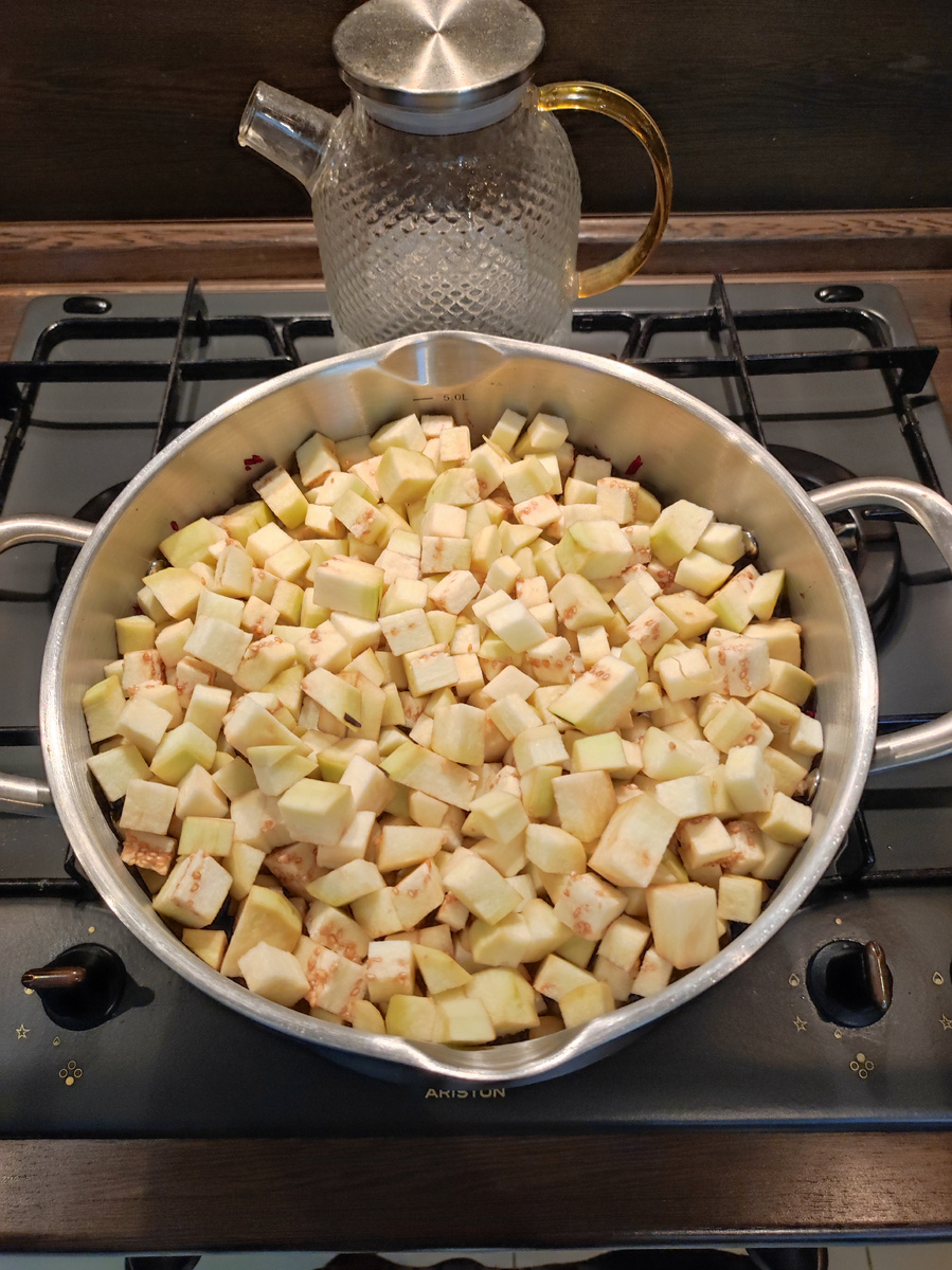 И баклажаны, солим по вкусу и перчим