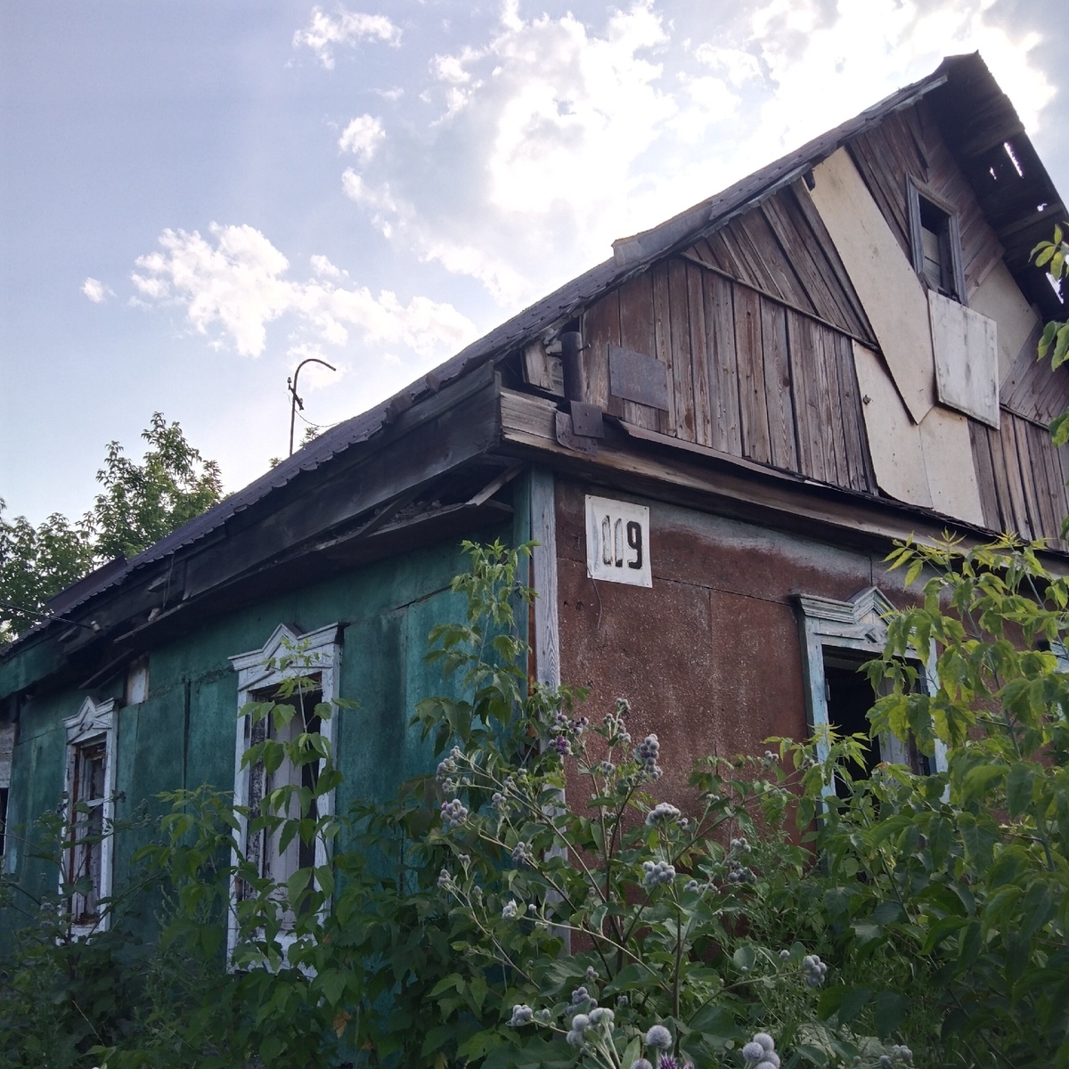 Это первый дом. Так он выглядит сейчас.