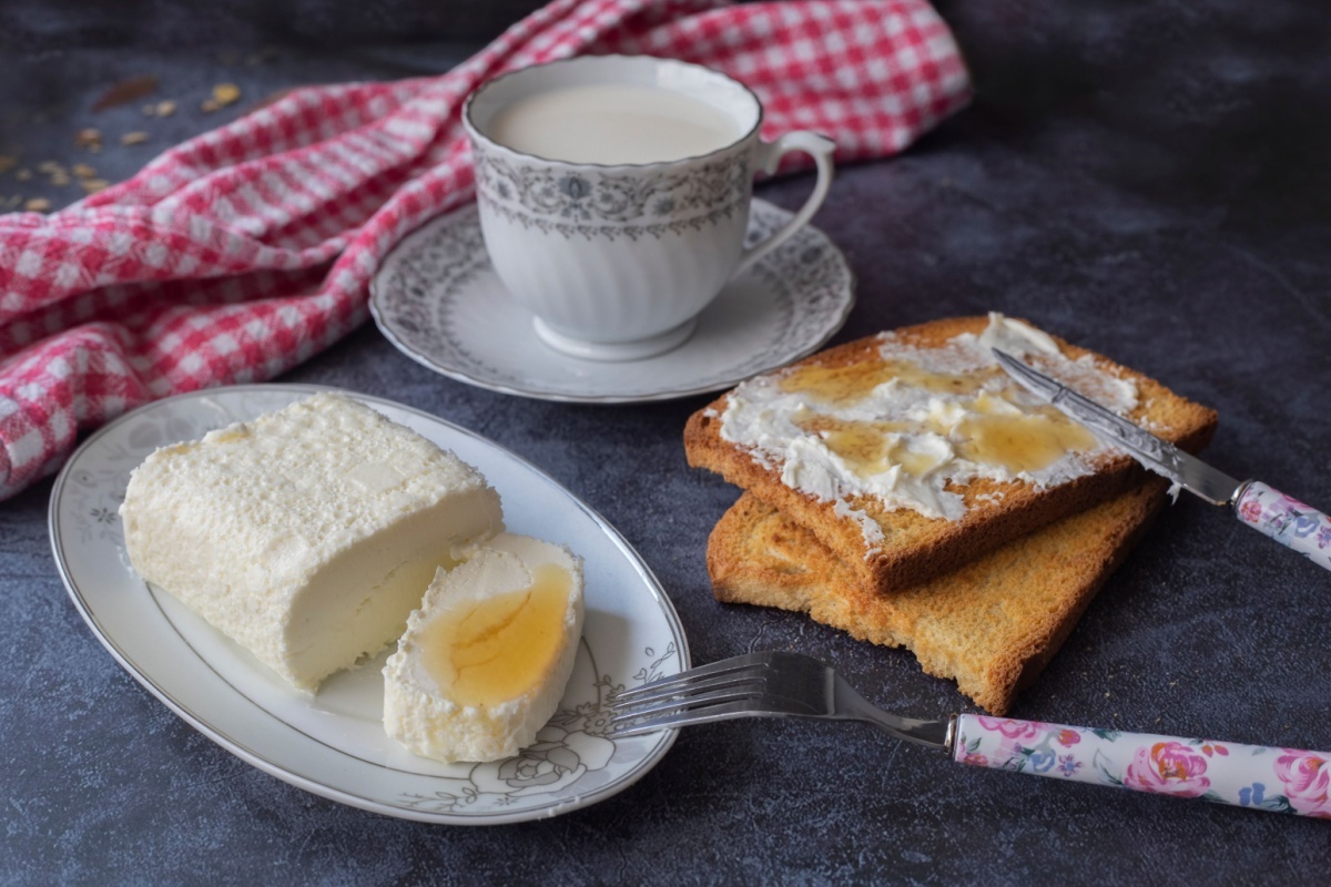 ibrahim kavus / Shutterstock / FOTODOM📷Благодаря своему вкусe и текстуре каймак хорошо сочетается с разными блюдами