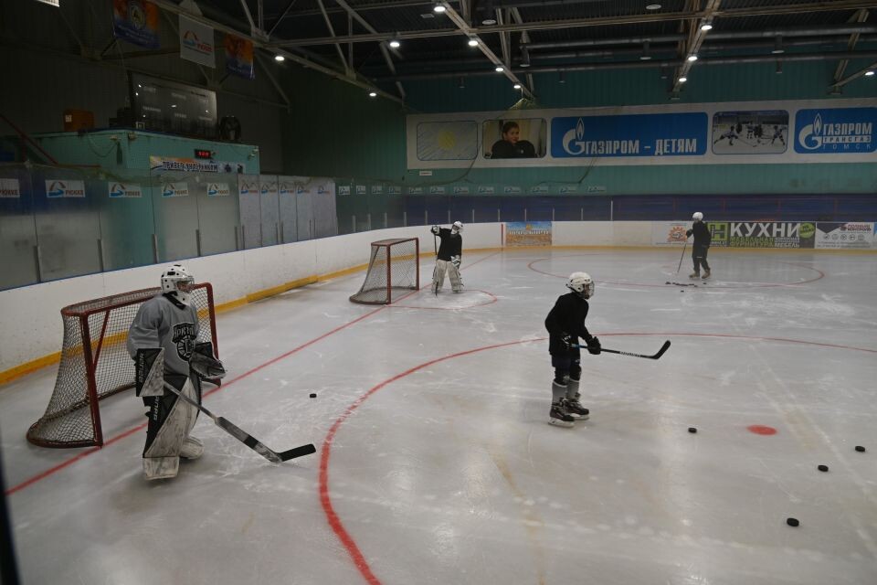    Депутаты посещают спорткомплекс "Кристалл" в Славгороде. Источник: Ксения Буденная, пресс-служба АКЗС