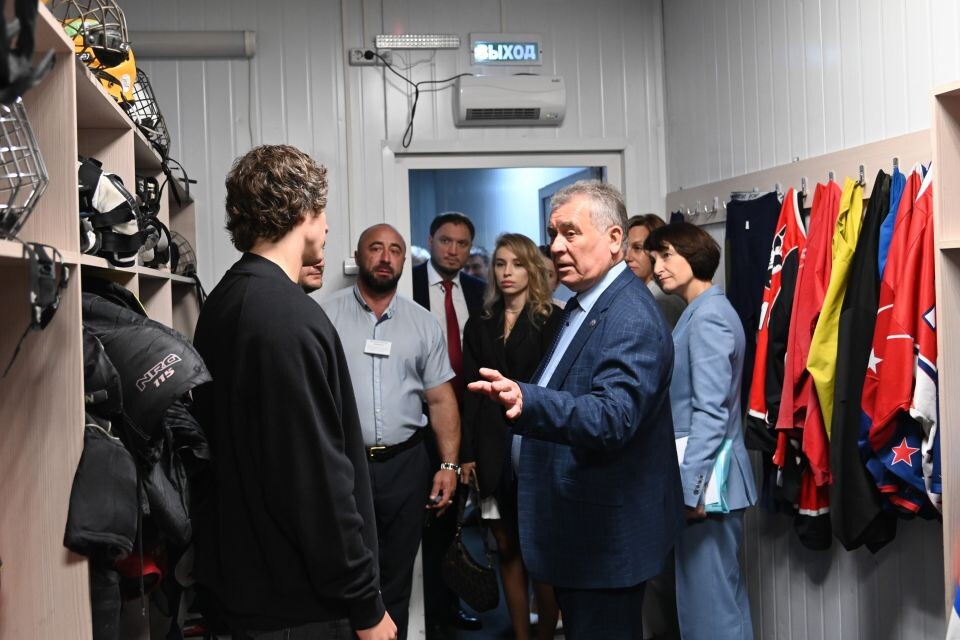    Депутаты посещают спорткомплекс "Кристалл" в Славгороде. Источник: Ксения Буденная, пресс-служба АКЗС