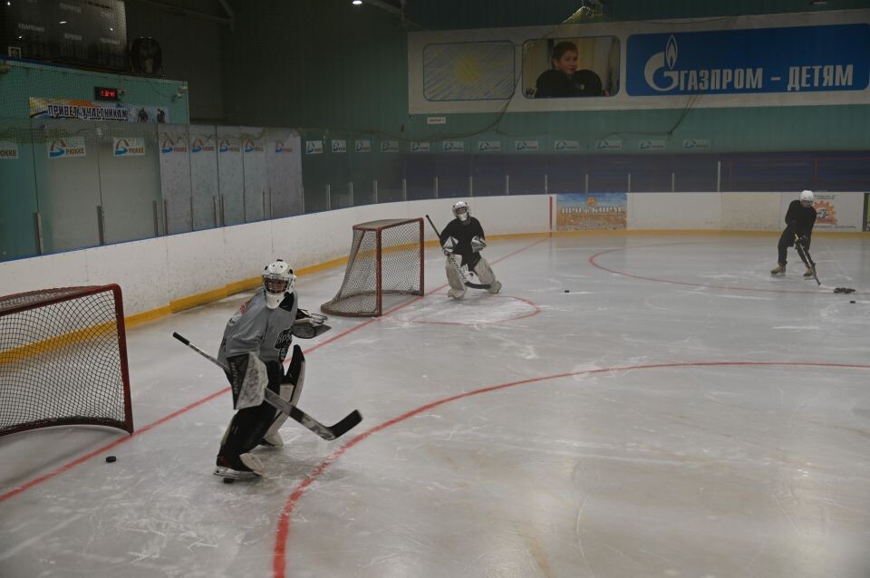    Депутаты посещают спорткомплекс "Кристалл" в Славгороде. Источник: Ксения Буденная, пресс-служба АКЗС