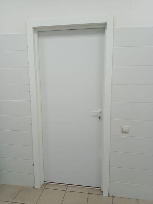 Крашеная дверь в парикмахерской. Фото от клиента Фабрики дверей