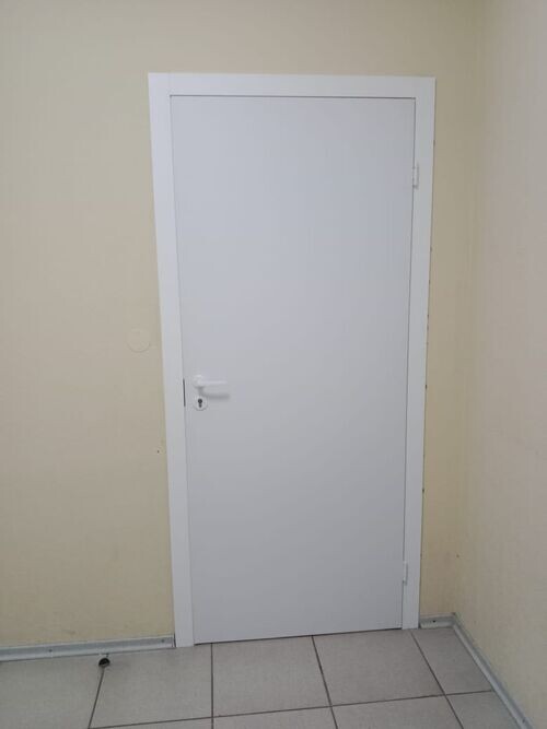 Крашеная дверь в парикмахерской. Фото от клиента Фабрики дверей