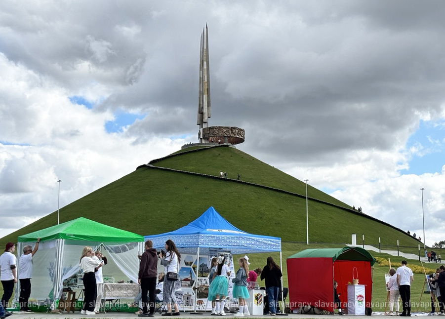     Палаточный квест, газовая горелка и герой-спасатель: как "Слава працы" покоряла Курган Славы