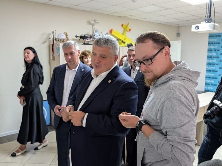     Врио губернатора Новгородской области Александр Дронов в Центре технического творчества АртТех. Фото: МК в Великом Новгороде