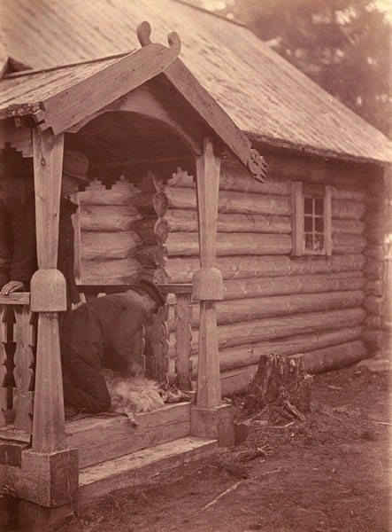 Заклание жертвенного барана на крыльце часовни