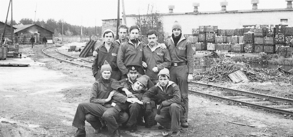 Станиславчик, Никитин, Захарьев, Попов, Двойнишников, Саблин, Малюгин, Юдин, Шевченко. Это фото Андрея с сортировочных продовольственных складов.