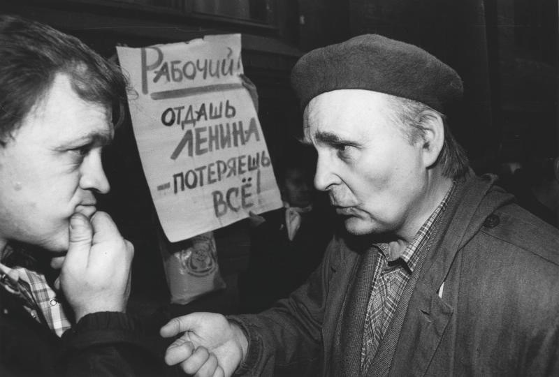 Около музея Ленина. Владимир Семин, 21 сентября 1991 года, МАММ/МДФ.
