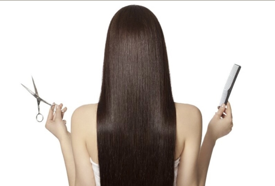 не ускоряет рост волос, но помогает им выглядеть гуще и аккуратнее.