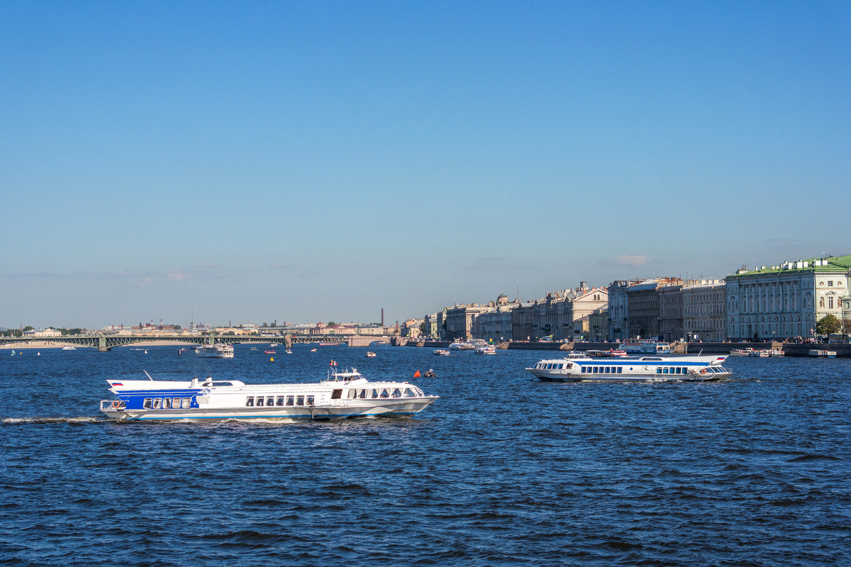 Прогулка на Метеоре до Петергофа уже сама по себе подарит незабываемые эмоции.
Источник фото: www.shutterstock.com