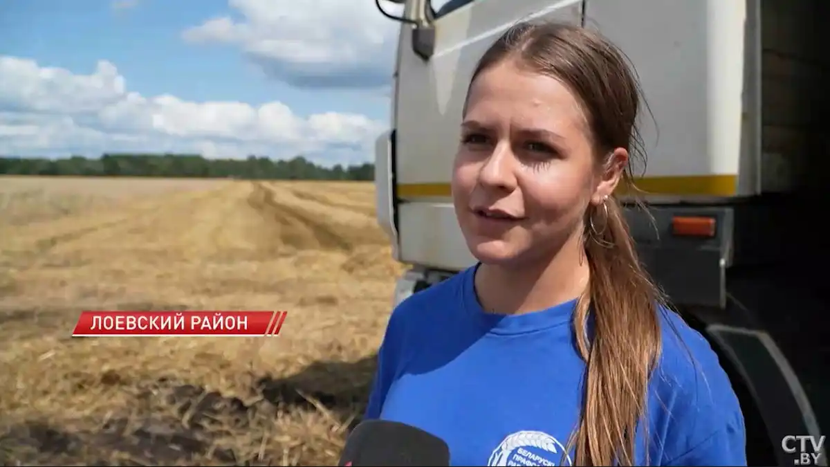 Фото: Скриншот с новостного видеосюжета, опубликованного на портале ctv.byВ Лоевском районе рекорд по отвозке зерна установила единственная в районе девушка – водитель грузовика