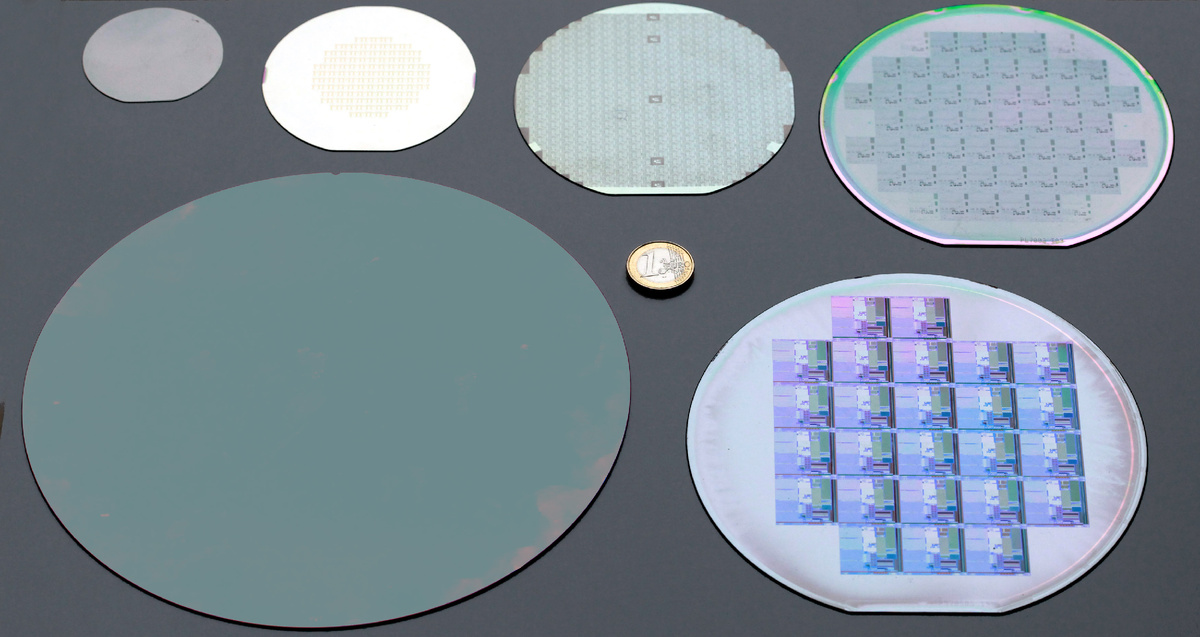 Полупроводниковые пластины от 2-х до 8-ми дюймов. Изображение: Kuebi, CC BY-SA 3.0, commons.wikimedia.org