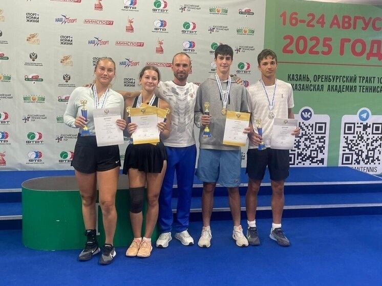     Валерия Галяева (вторая слева) и другие спортсмены с наградами. Фото предоставлено пресс-службой управления по физкультуре и спорту администрации Челябинска