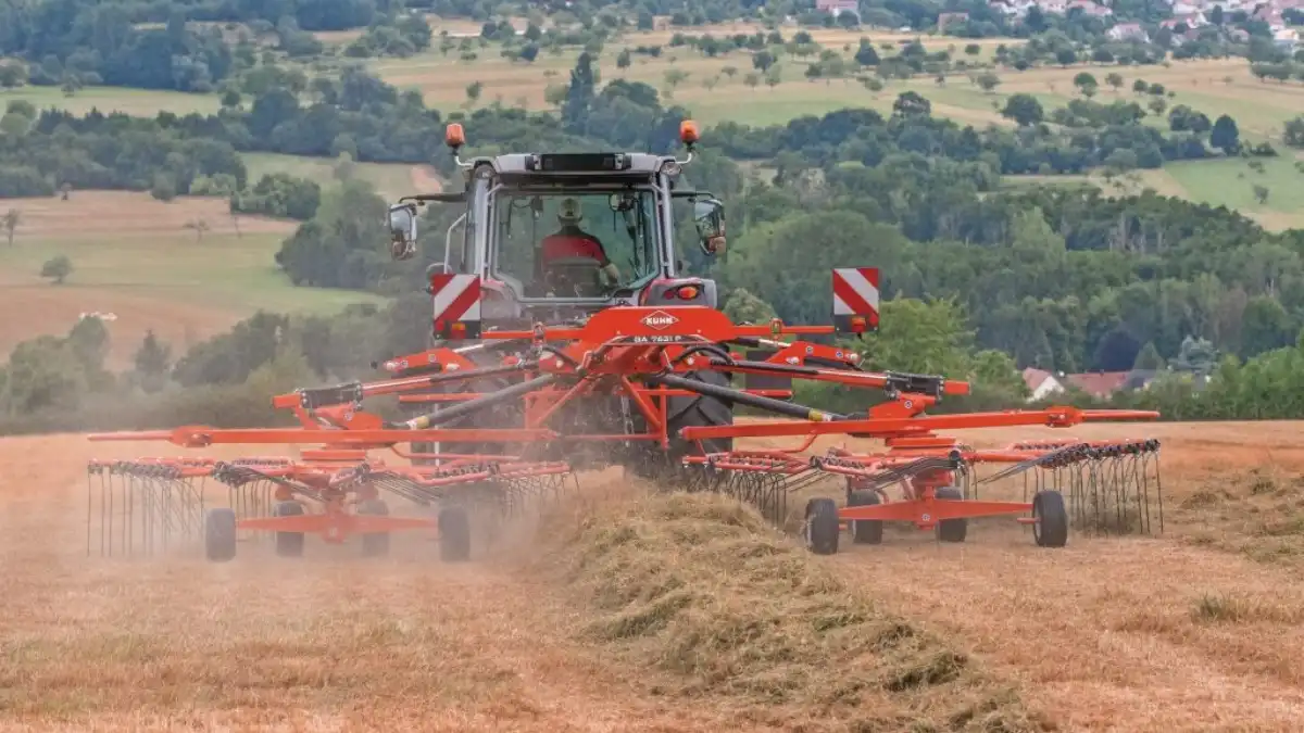 Фото: © Якко ван Эркеленс / Jacco van Erkelens / trekkeronline.nlНовые грабли-ворошилки Kuhn GA 7631 P в транспортном положении