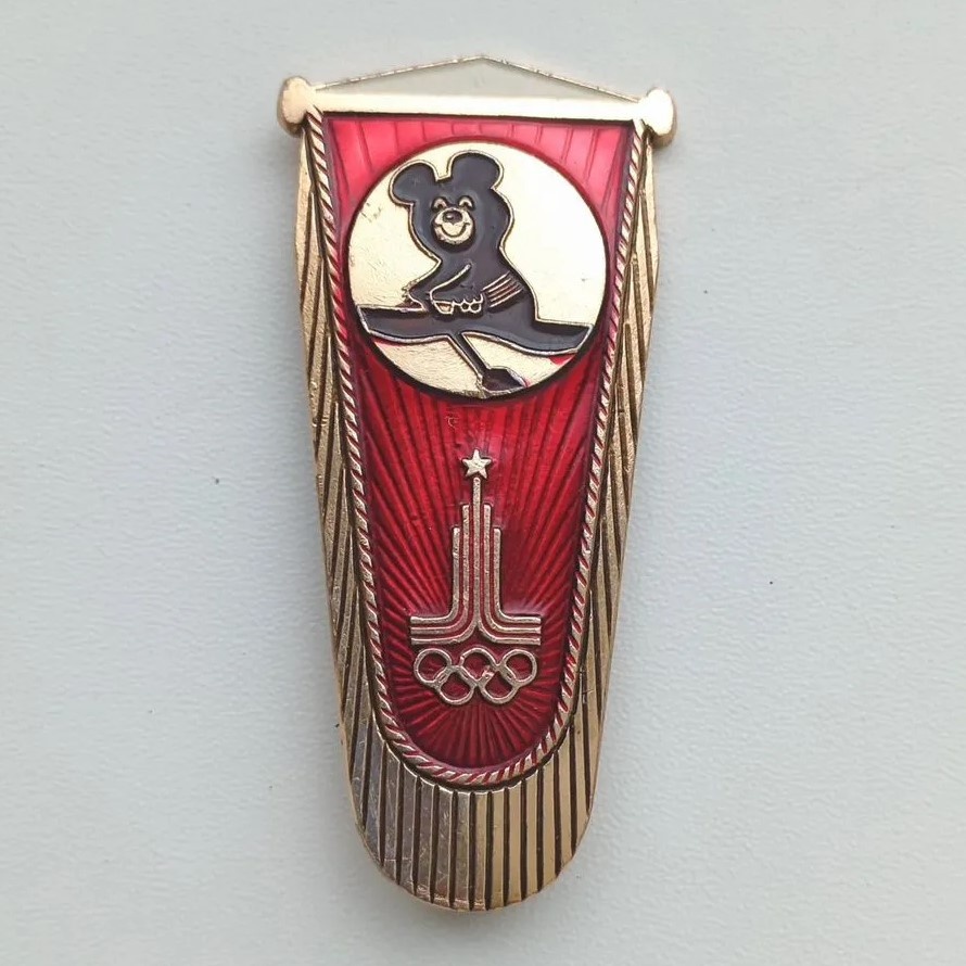 Значок Олимпиада 1980 г. Олимпийский мишка на красном вымпеле, гребля