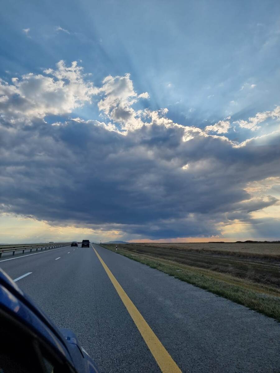 Уже видно Крымские горы