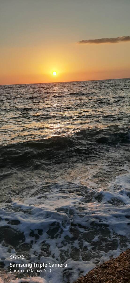 Солнце на закате окрашивает море 