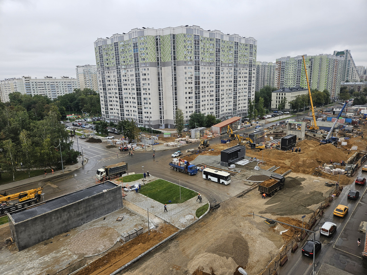 📷 1.1: Началась обратная засыпка над верхним перекрытием отстающего восточного торца станции.