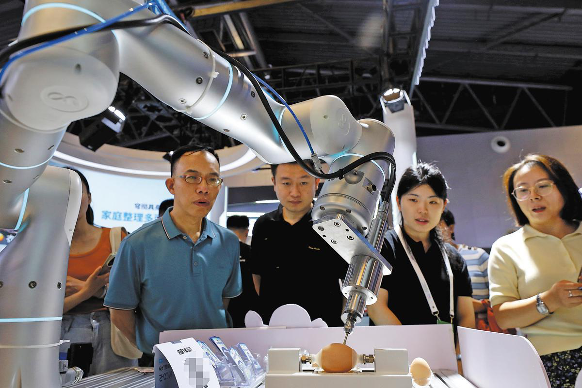 Посетители Всемирной конференции по ИИ в Шанхае наблюдают, как роботизированная рука вырезает узор на яичной скорлупе (29 июля 2025 года). Фото: Фан Чжэ/Xinhua.