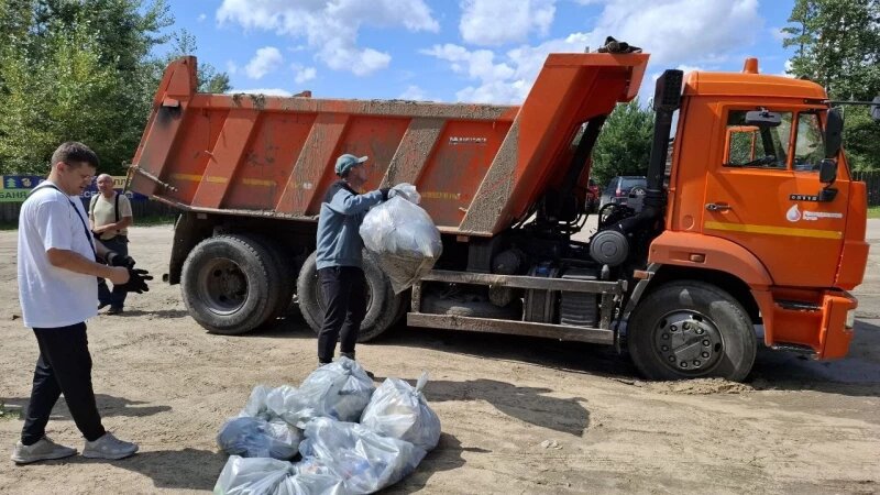     Экологическая акция по очистке берега реки Пивоварка прошла в Барнауле. Фото предоставлено пресс-службой компании «Росводоканал Барнаул», автор Дарья Черных.
