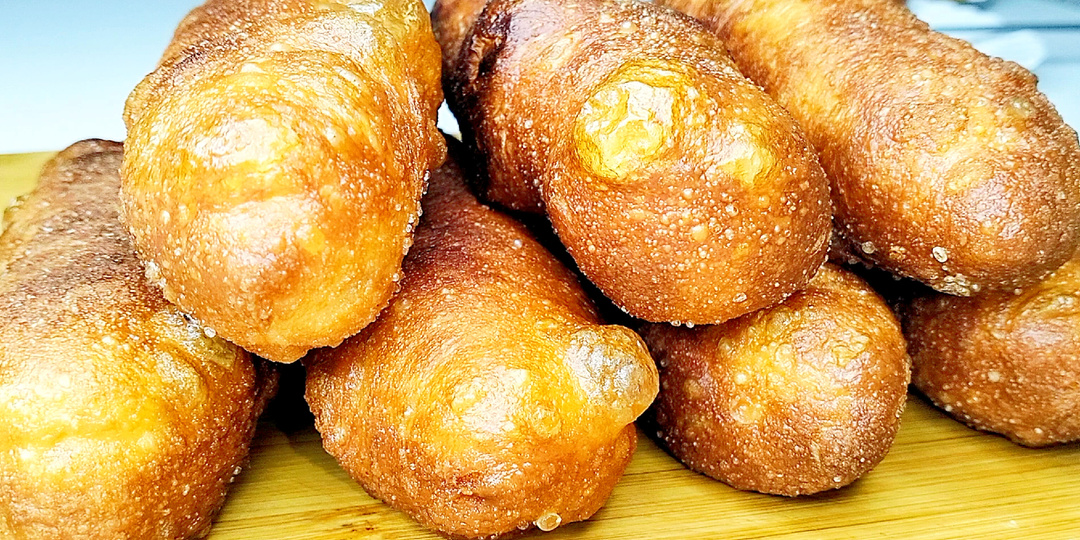 Тесто для жареных пирожков, домашние сосиски в тесте