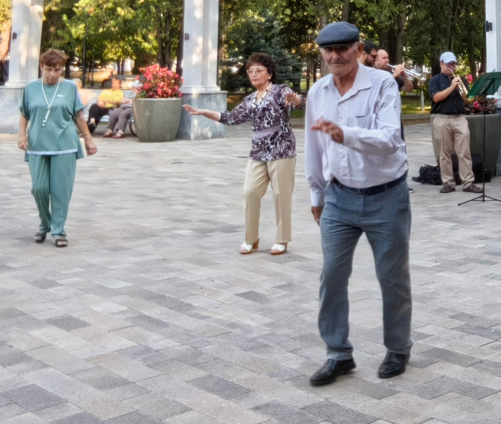Каждый на площадке танцует от души. Фото автора.