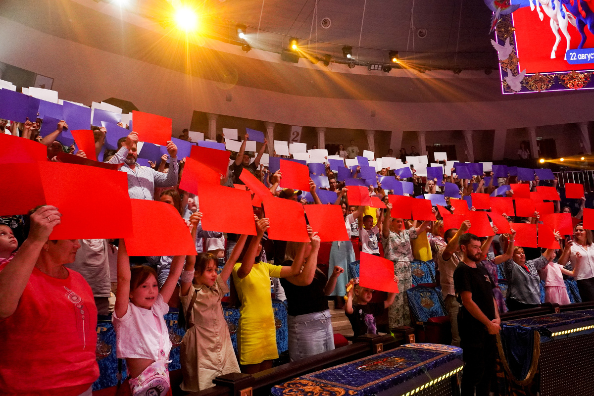 Зрители шоу Гии Эрадзе «5 Континентов» приняли участие во Всероссийской акции к Дню флага РФ в Саратовском государственном цирке