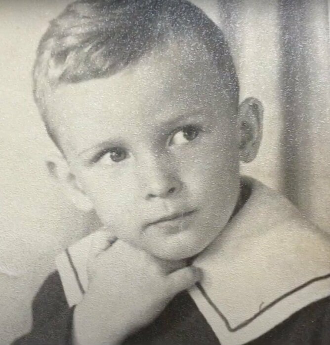 На глазах у маленького Виктора Рыбина его отец покончил с собой.
