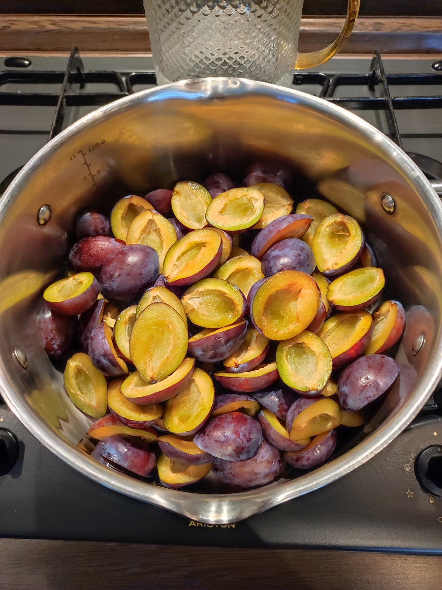 Сливу моем, очищаем от косточек