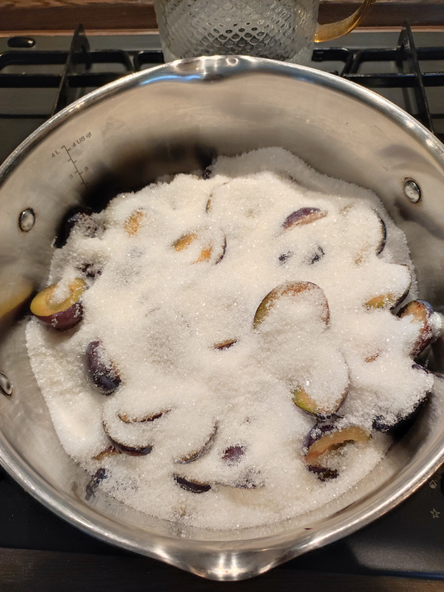 Засыпаем сахаром и оставляем часов на 6