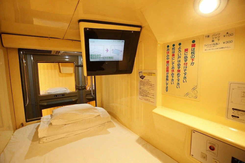 Капсула в отеле Shinjuku Kuyakusho-mae Capsule Hotel. Внутри — освещение и розетка. Источник: Яндекс Путешествия