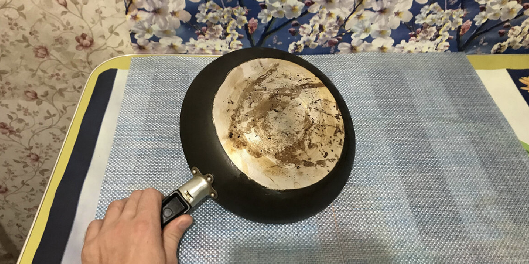 Способ, который очистит сковороду от нагара и жира без варки. Подробнее в статье