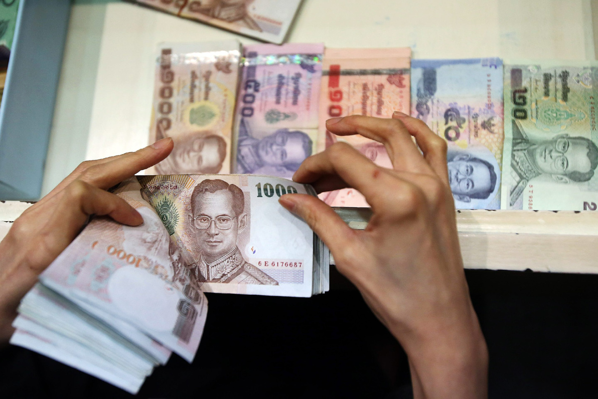 Тайский бат (THB) — официальная денежная единица Таиланда, которая делится на 100 сатангов и обозначается как ฿. Тайский бат привязан к курсу доллара, поэтому в Таиланд лучше брать доллары. Рубли на баты меняют по невыгодному курсу — при обмене можно потерять до четверти суммы